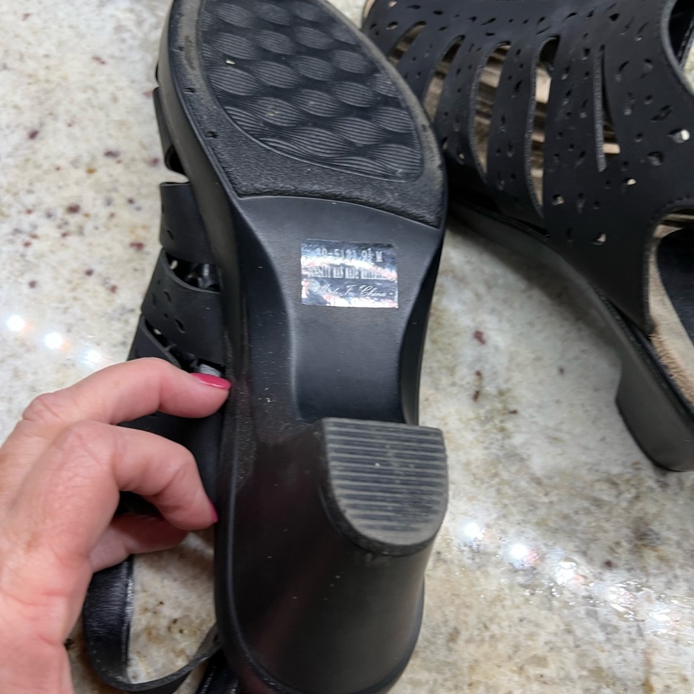 Sandles only worn once. Comfortable shoe.